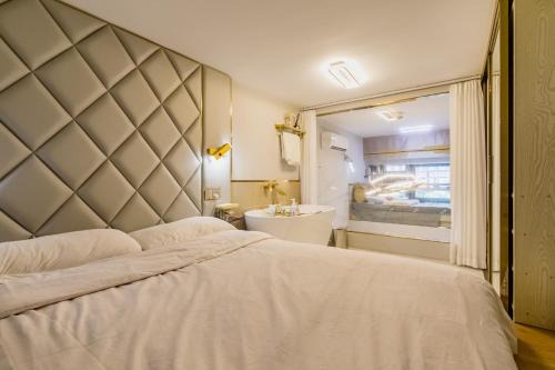 Shanghai Stylish Loft near Riverside Smart Home & Bathtub 上海精装复式公寓近黄浦江